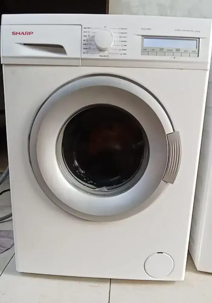 Mesin cuci frontloading masih seperti baru x apartmen merek Sharp,