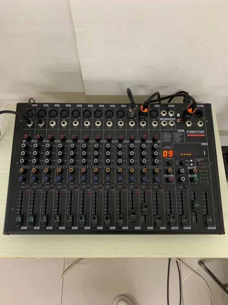 Mixer audio Fonestar MIX-12PRO. Masih kayak baru banget, mulus