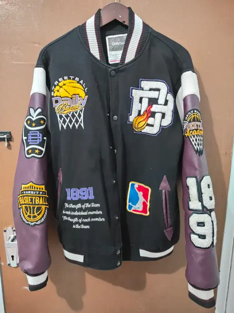 Jaket varsity Dailybased size L