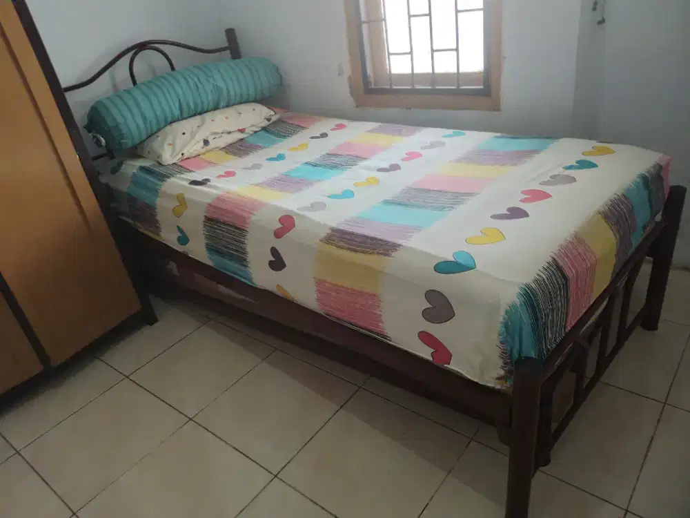 Tempat tidur susun besi