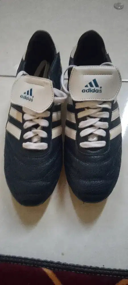 Sepatu bola Adidas