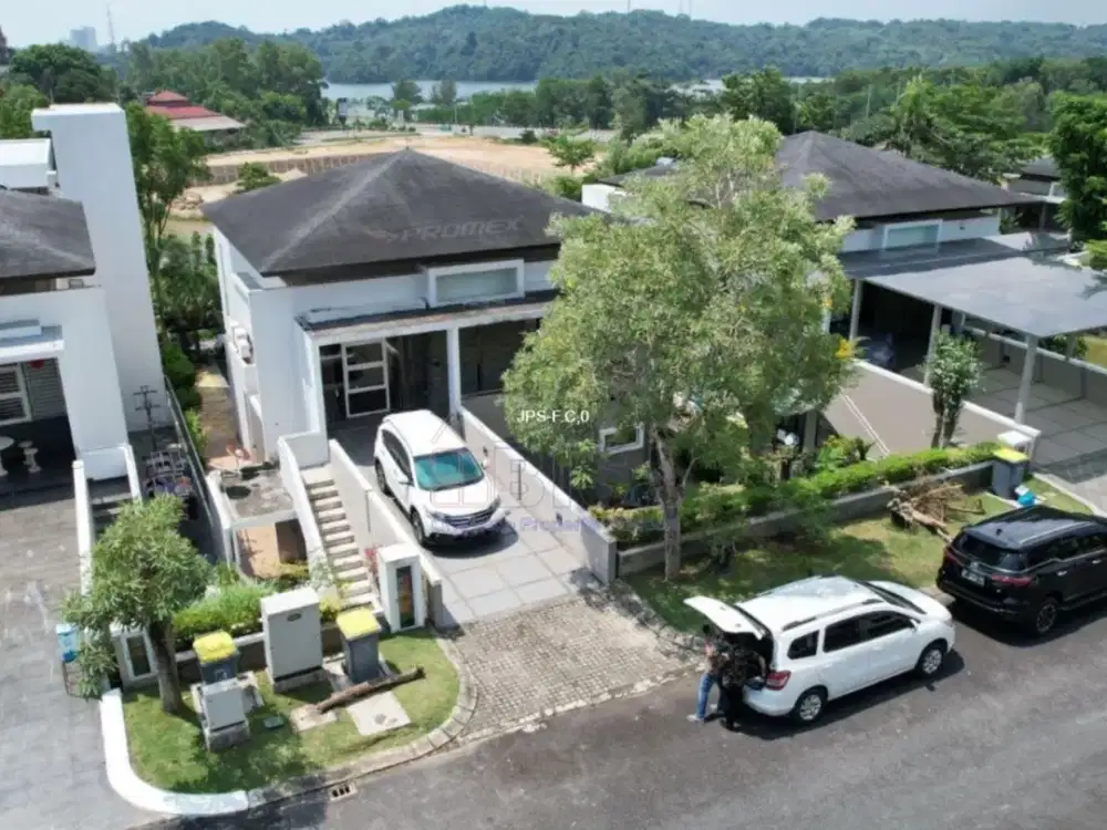 Rumah Mewah View Golf di The Home Southlinks Sekupang