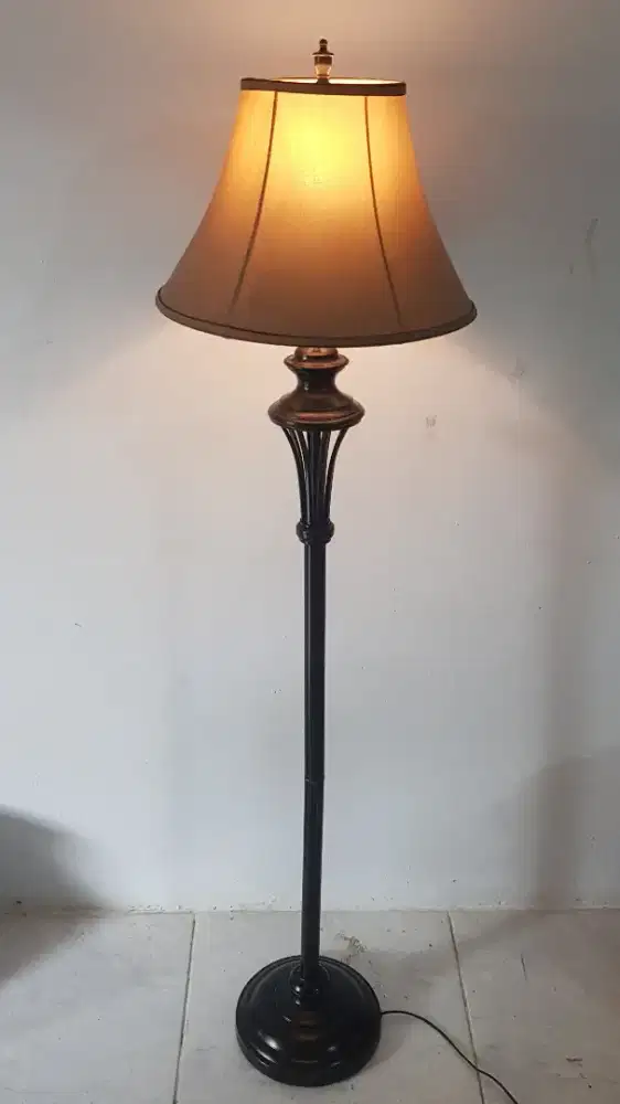 Lampu Sudut Ruangan INFORMA