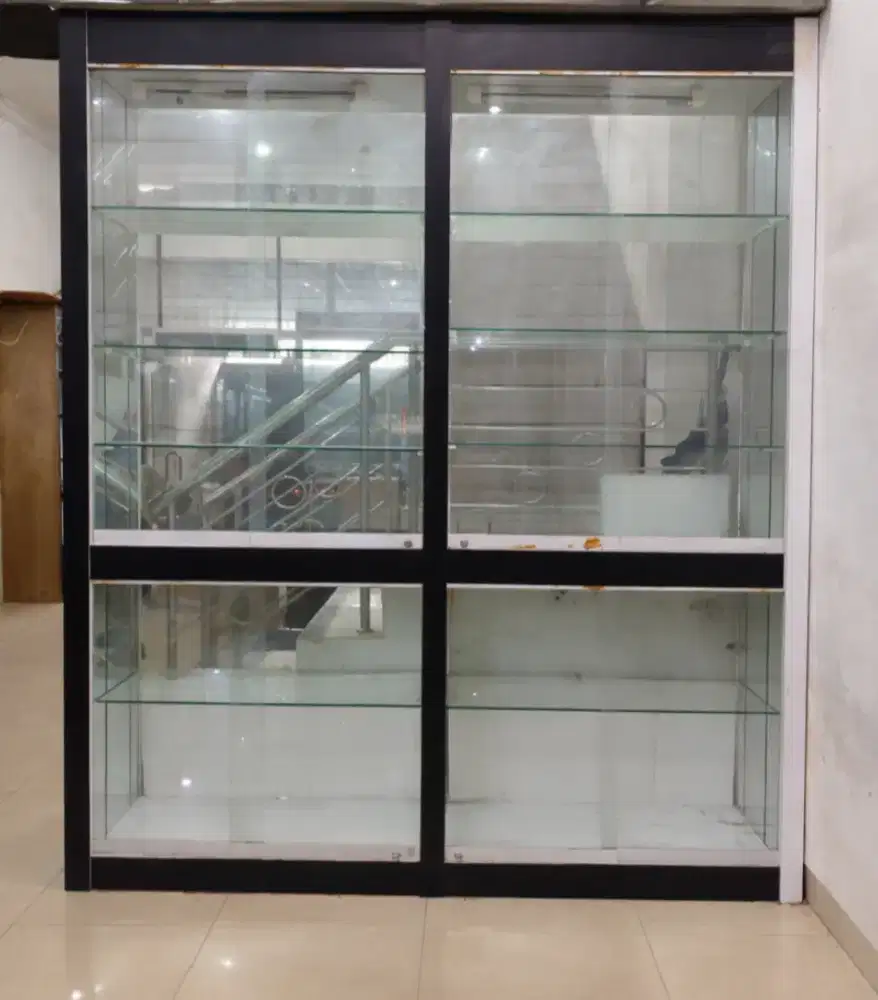 Rak lemari pajangan etalase