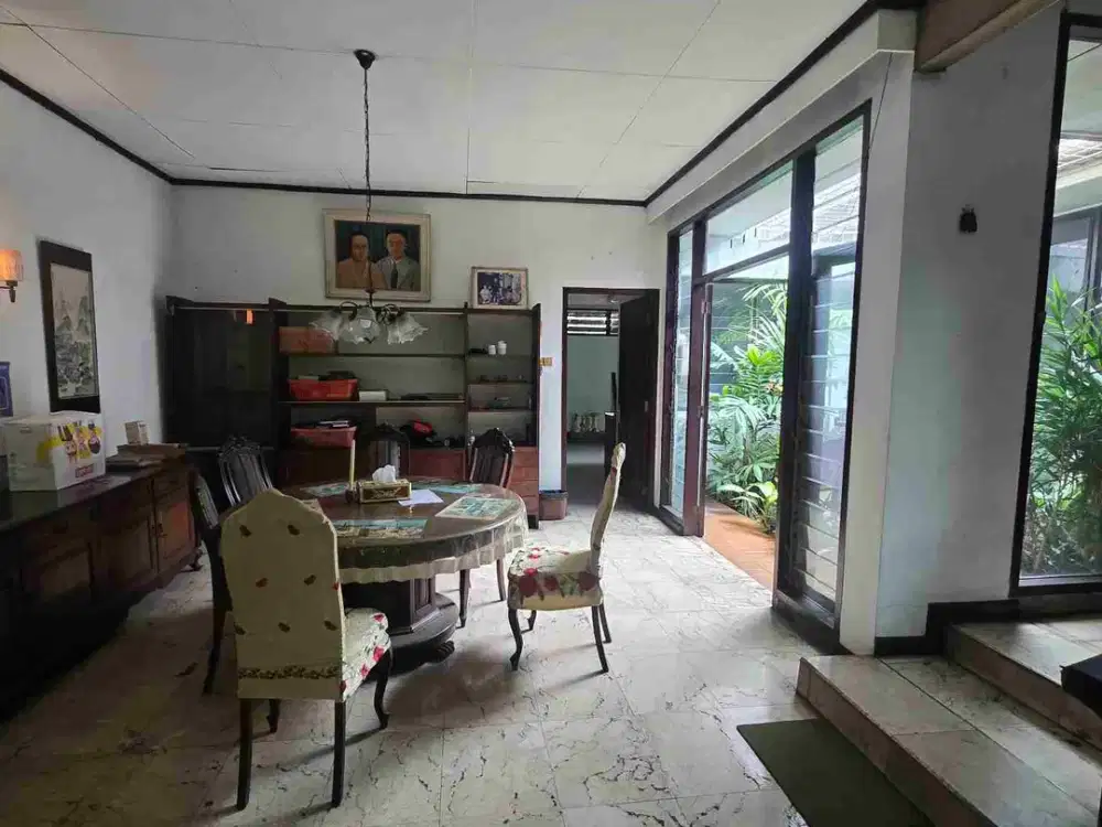 Rumah Lama Lokasi Strategis Pinggir Jalan Raya