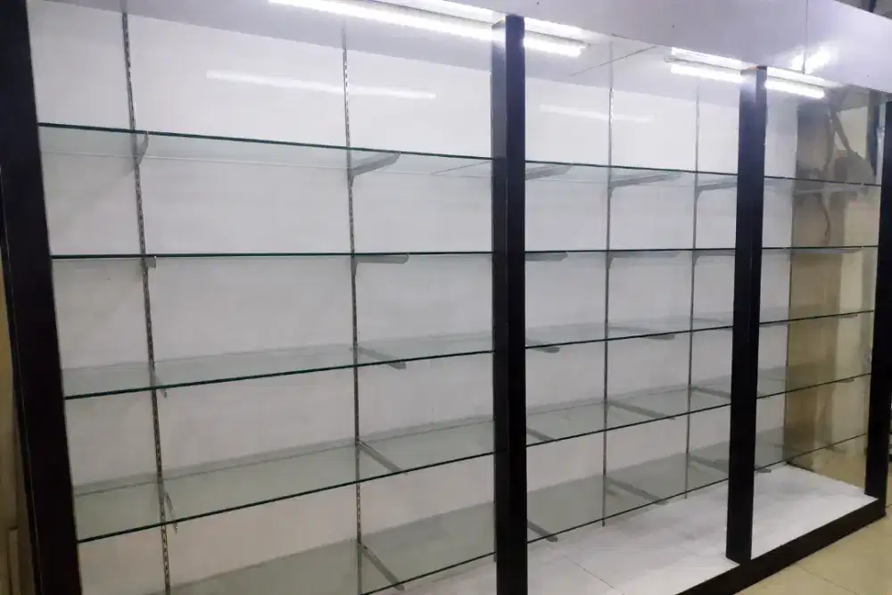 Rak etalase lemari pajangan display