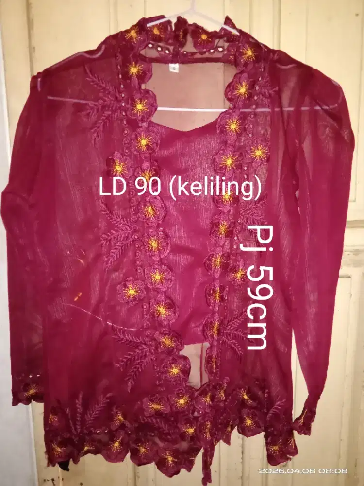 Kebaya Bali merah marun