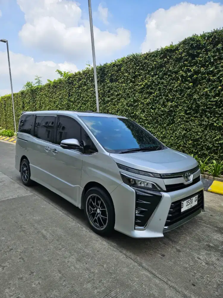 TOYOTA VOXY 2018 AT