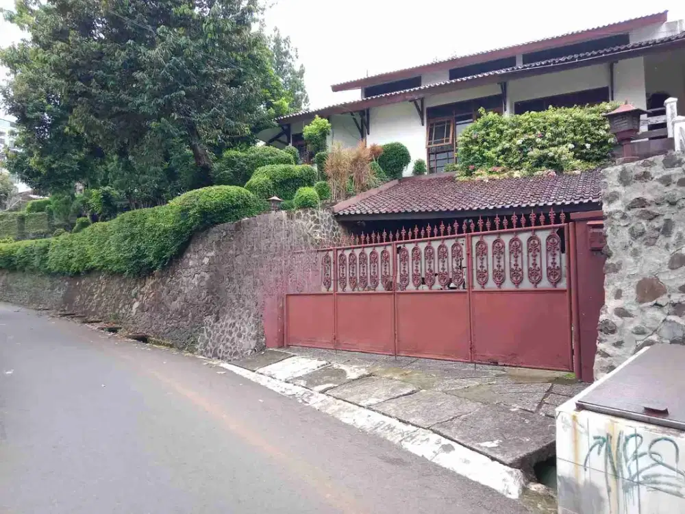 Dijual rumah asri luas tanah 774 m2 rasa resort hadap timur akses ke stasiun pasar minggu jaksel