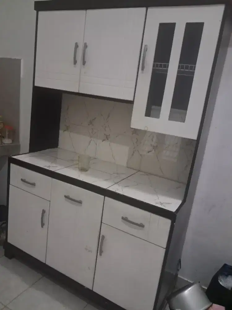 Lemari piring 3 pintu