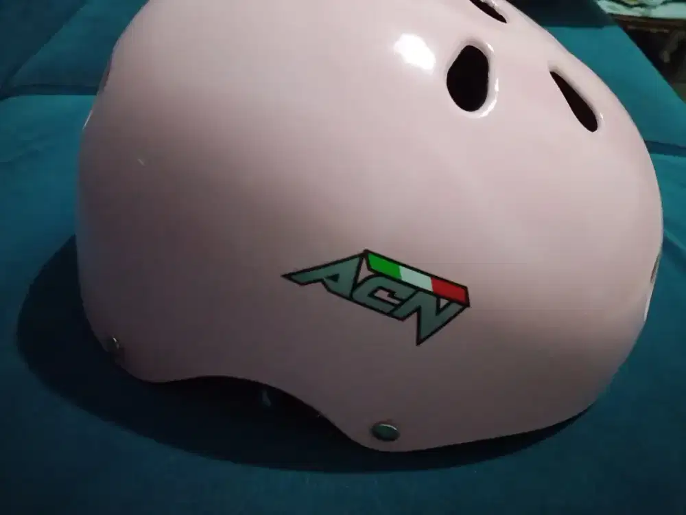 helm baru dan sarung pink