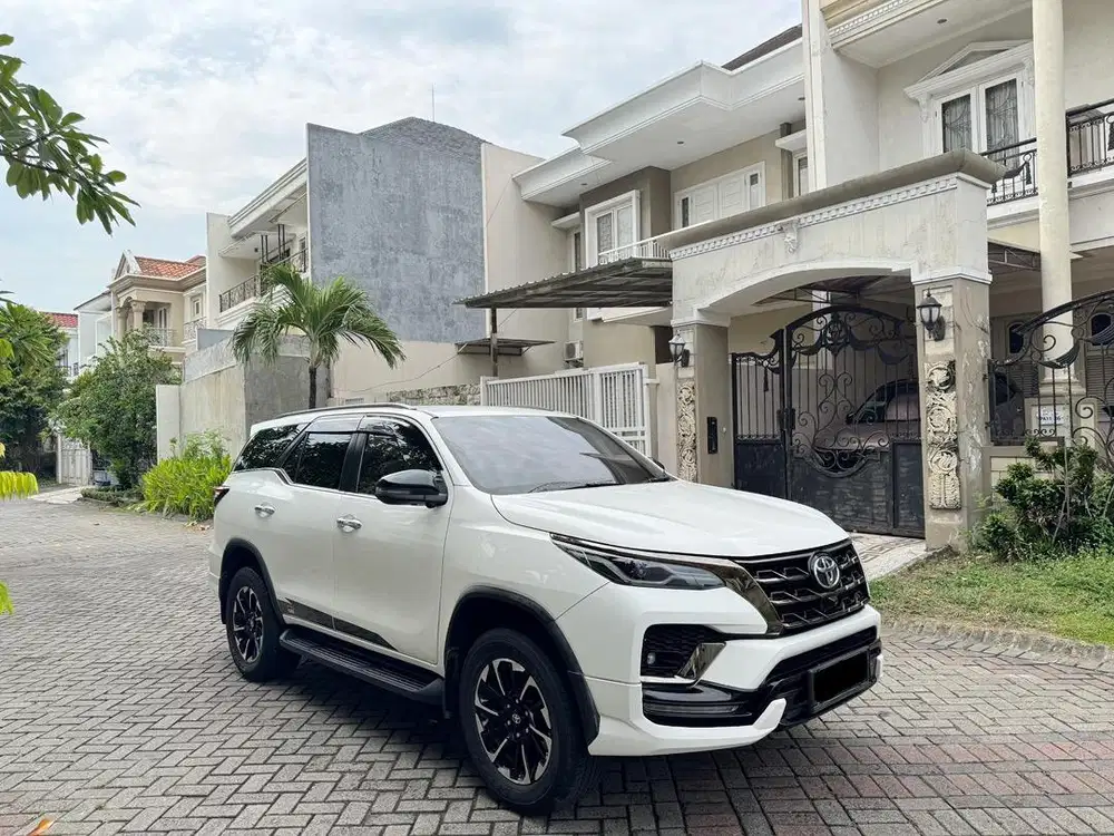 Toyota Fortuner GR Sport 2.4 Diesel Matic 2021 Putih Facelift Plat L