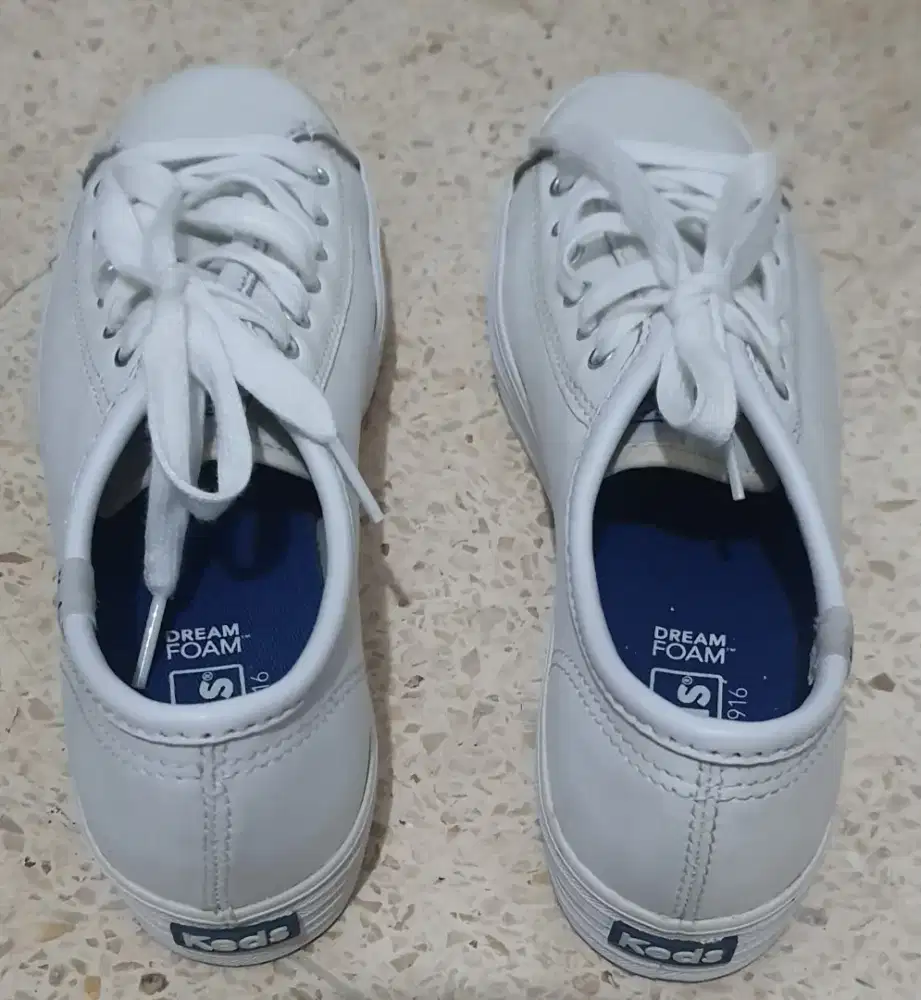 Fashion Wanita Jaket dan Sepatu