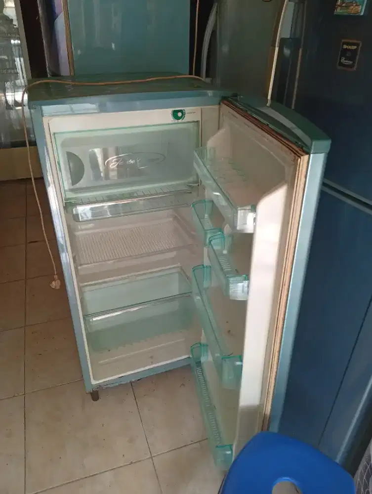 Kulkas bekas 1 pintu Mer Politron kea Normal tutup freezer kumplit