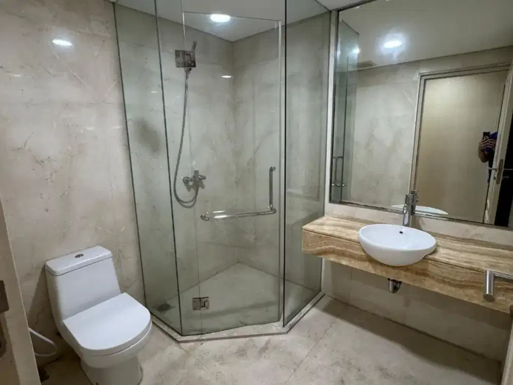 Apartemen The Peak Residence STRATEGIS, Selangkah ke Tunjungan Plaza, Listrik 10,600 watt View City