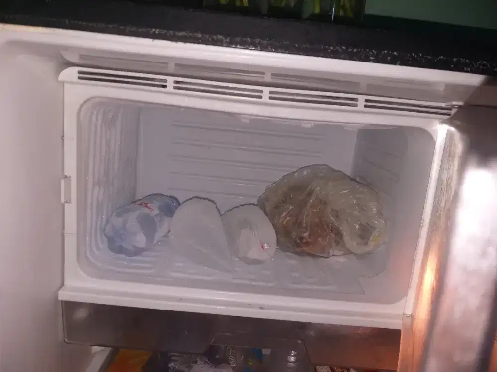 Kulkas 1 pntu baru 2 tahunan lengkap sgt normal free lalamove dkt