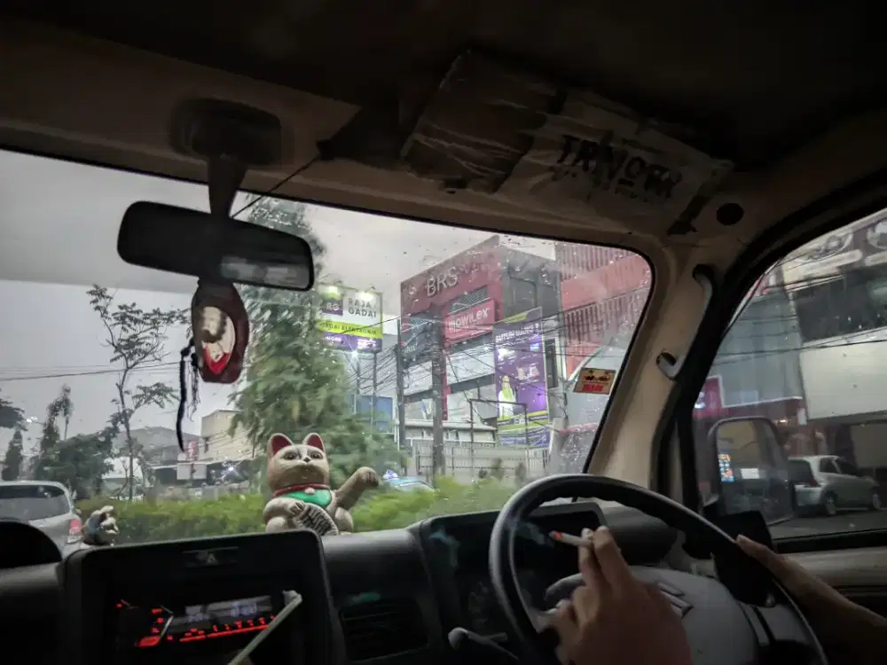 Mencari pekerjaan sebagia driver atau yang lain nya.