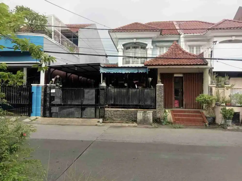 Rumah Mewah dan Strategis di Bulevar Hijau Harapan Indah