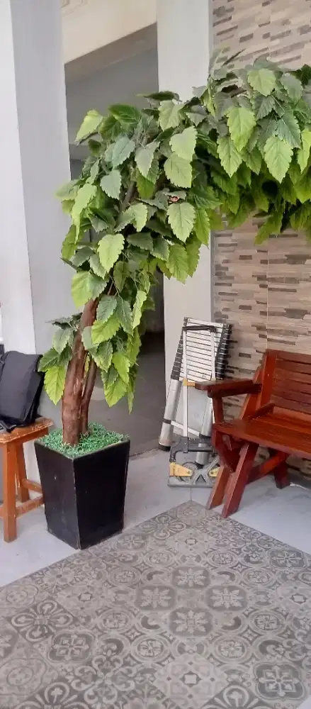 Pohon hias plastik besar