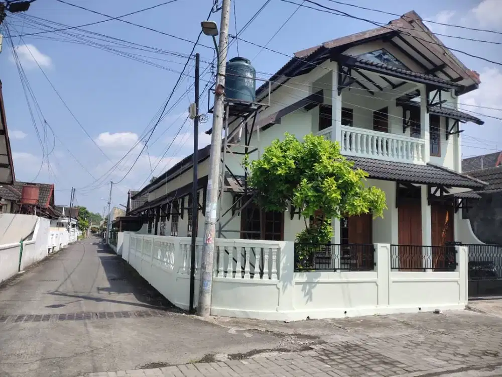 Disewakan Rumah Asri Posisi Hook, di Tengah Kota Yogyakarta