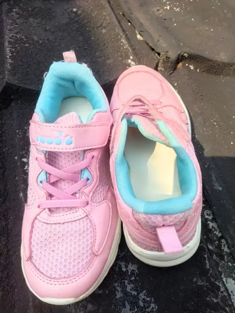 Sepatu diadora anak perempuan
