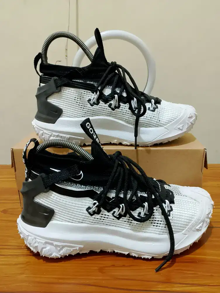 Sepatu outdoor Nike ACG