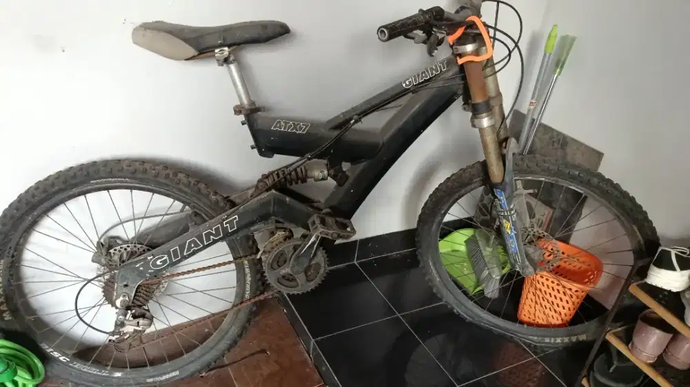Sepeda gunung merk Atx7 jarang di pake. Cuma di simpen doang di gudang