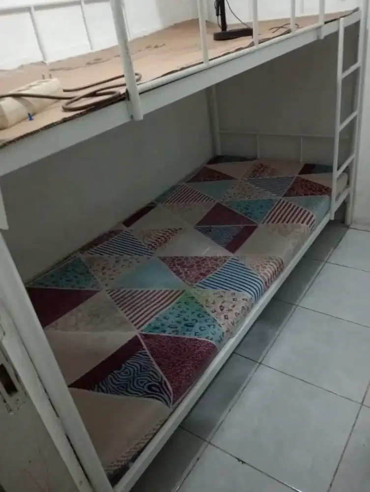 Ranjang besi tingkat