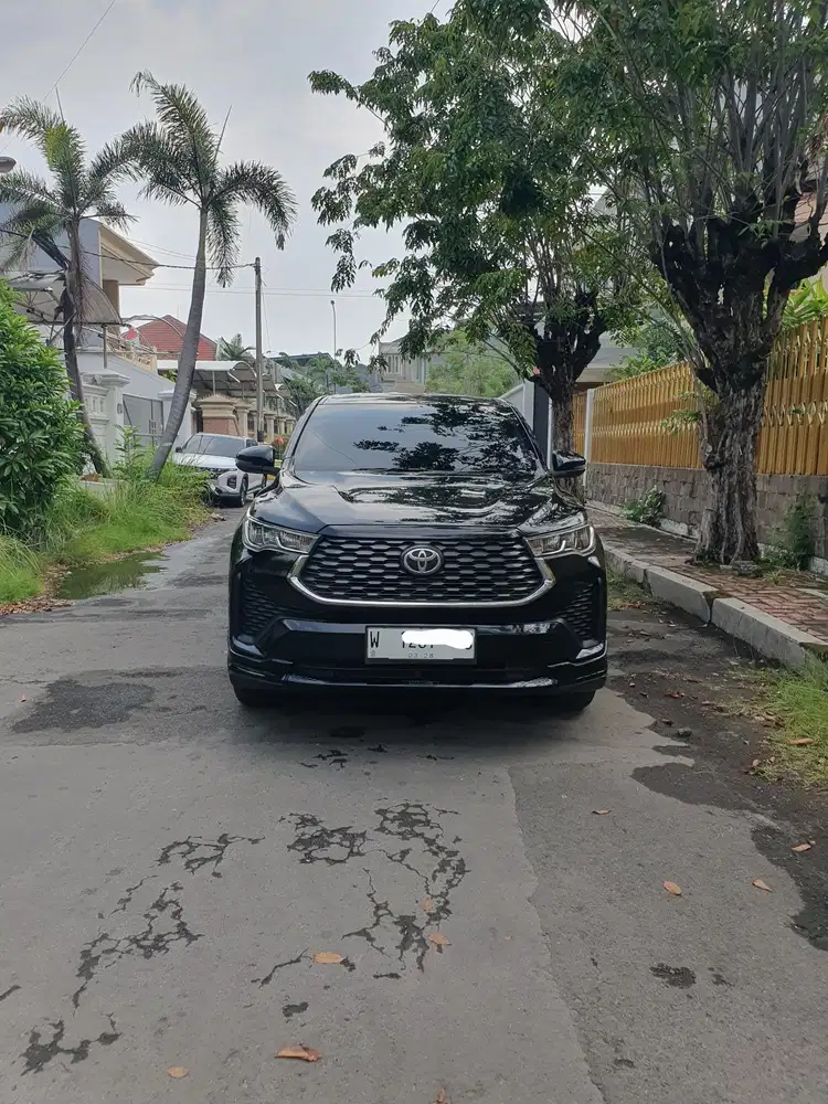 Innova Zenix 2023 V RSE Matic Bensin Km 32rb warna hitam plat W