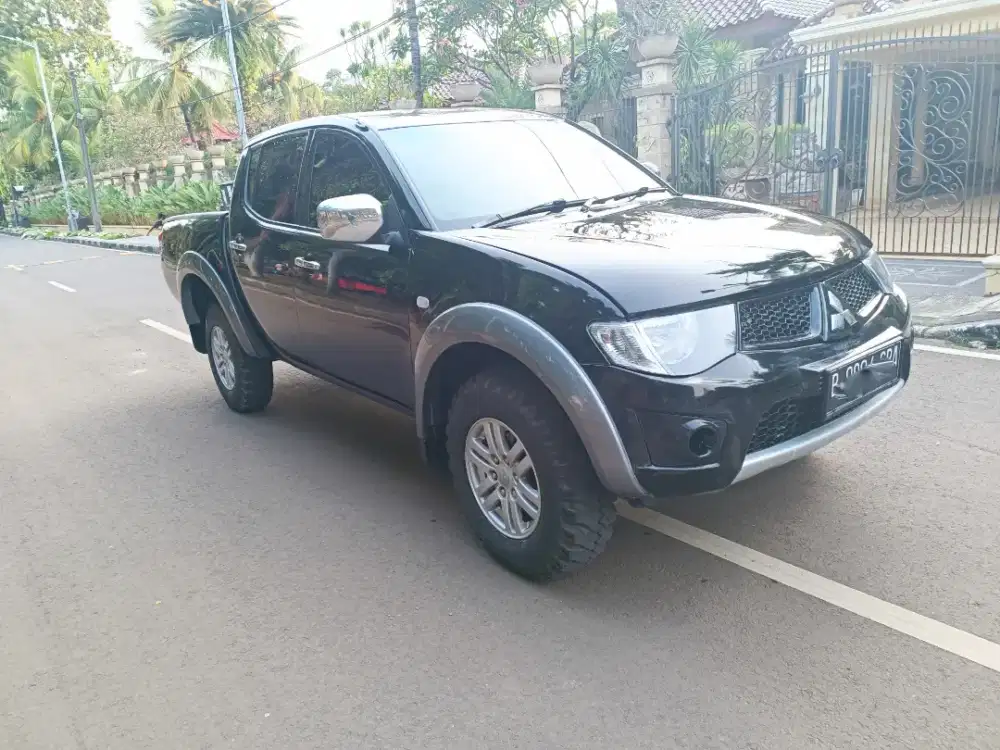 STRADA Triton GLS Solar Manual 2013 Hitam Terawat