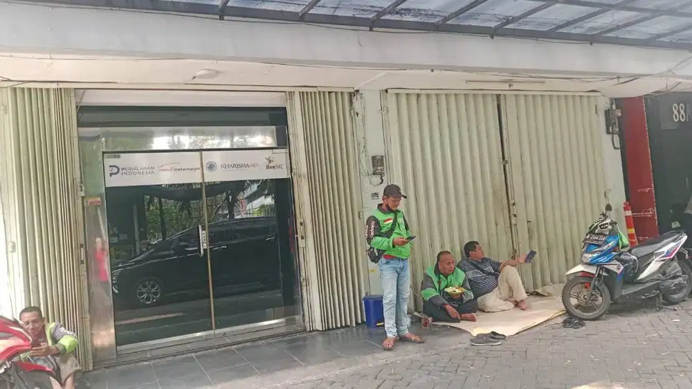 Disewakan ruangan usaha.   Lokasi premium,  Wolter Monginsidi No 88