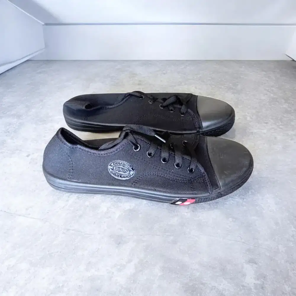 Sepatu Sekolah Hitam Polos