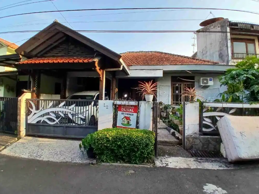 Rumah Luas 200m2 dalam komplek di Lokasi Strategis Jatiwaringin Pondok Gede