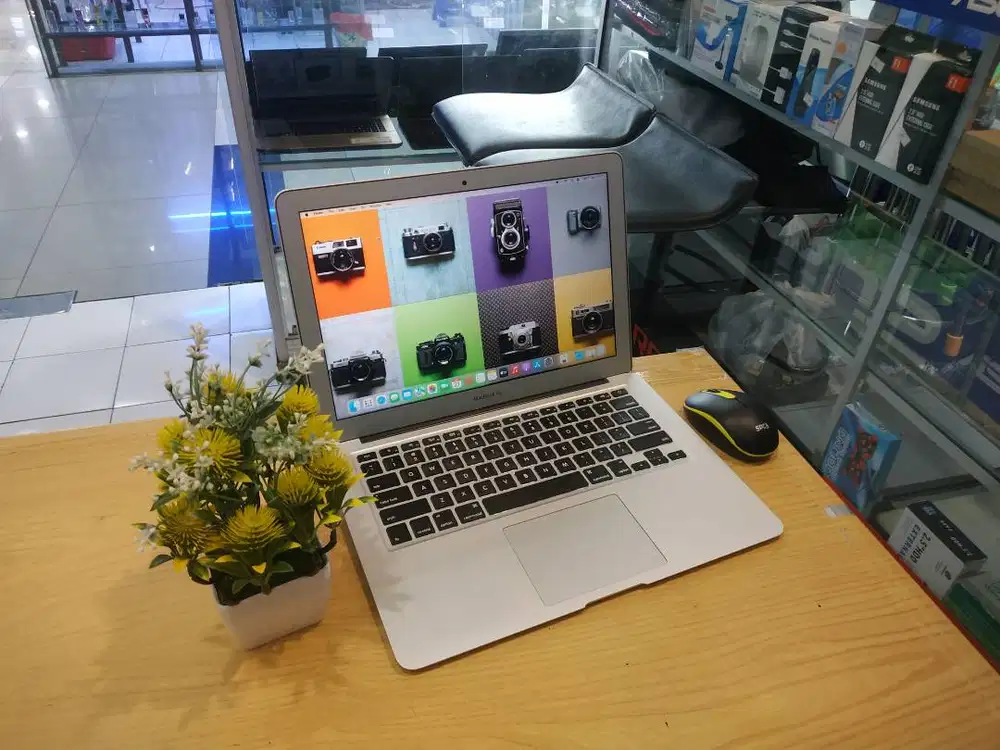 FOR SALE MACBOOK AIR 2017 CORE i5 RAM 8GB SSD 128GB