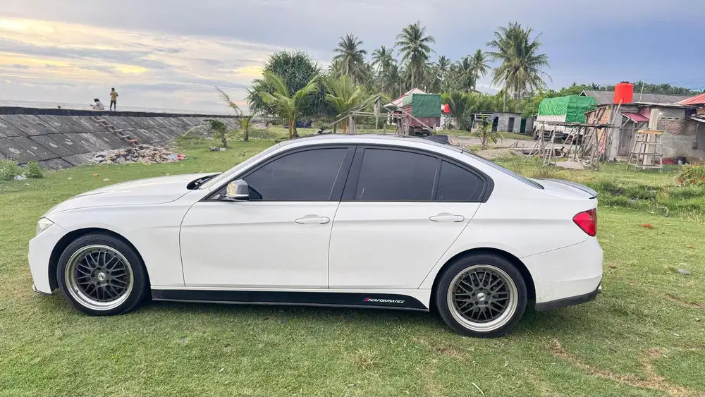 BMW 320i 2012 Bensin