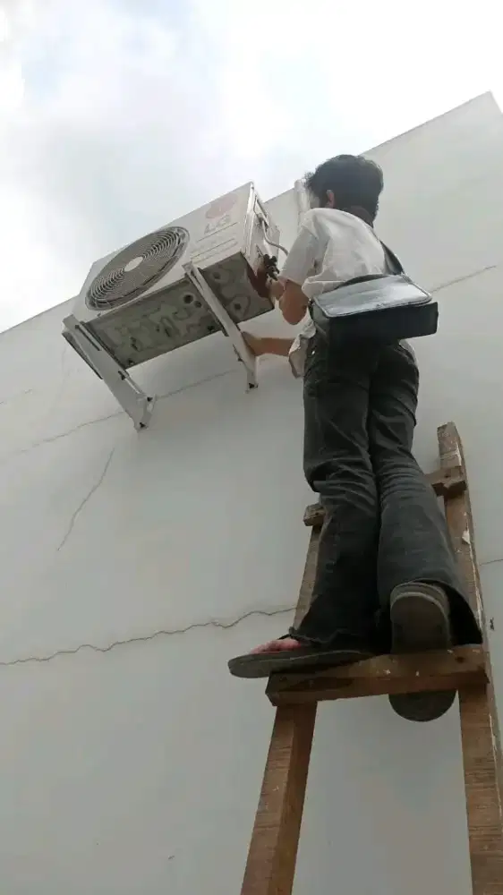 Jasa service AC tambh freon dan bongkar pasang ac