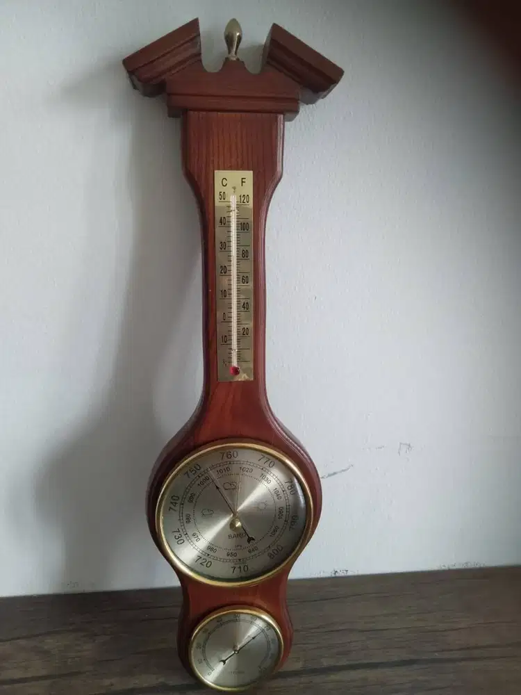 Pajangan dinding dilengkapi dengan pengukur suhu ruangan