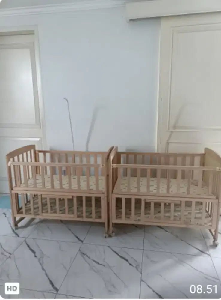 Tempat tidur bayi ada 2 unit