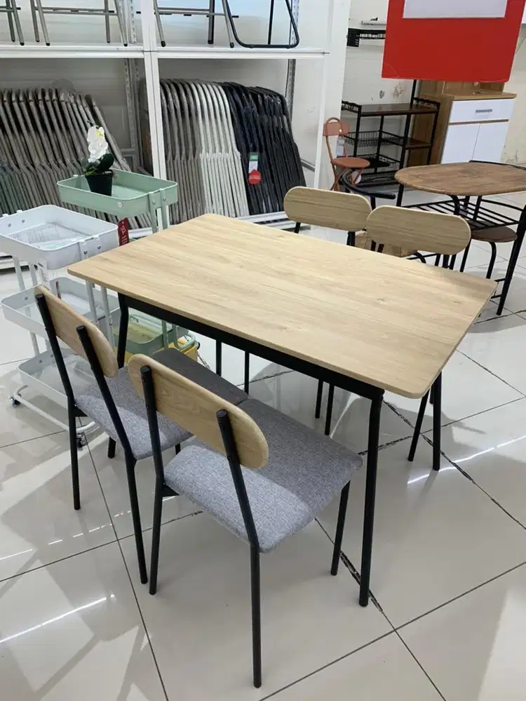meja makan minimalis 4 kursi
