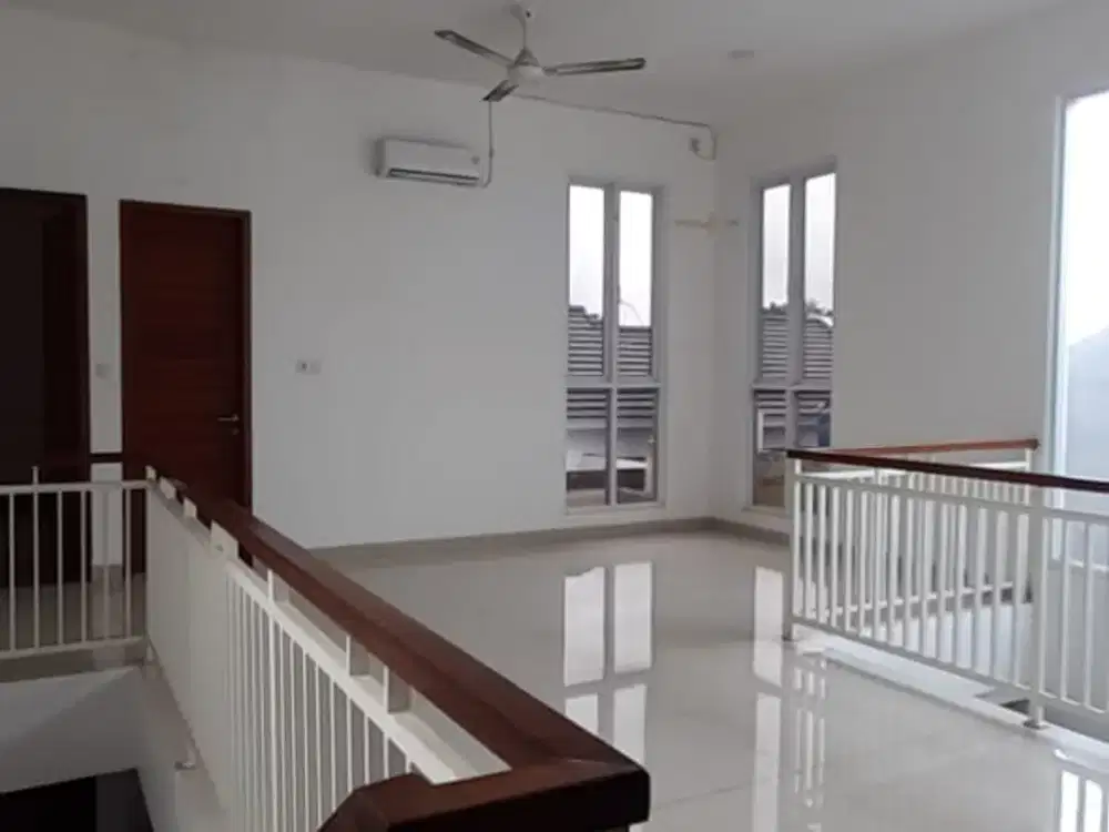 Rumah Luas Hadap Timur Legalitas SHM Semi Furnished dekat Tol di Graha Bintaro