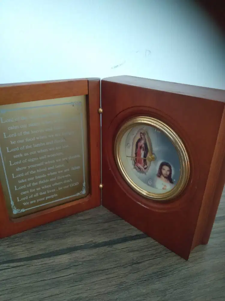 Pajangan meja dilengkapi dengan jam bergambar rohani