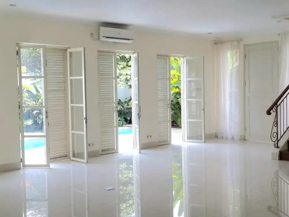 Rumah Cantik Terawat SHM 2 Lantai Semi Furnished dengan Private Pool di Kemang