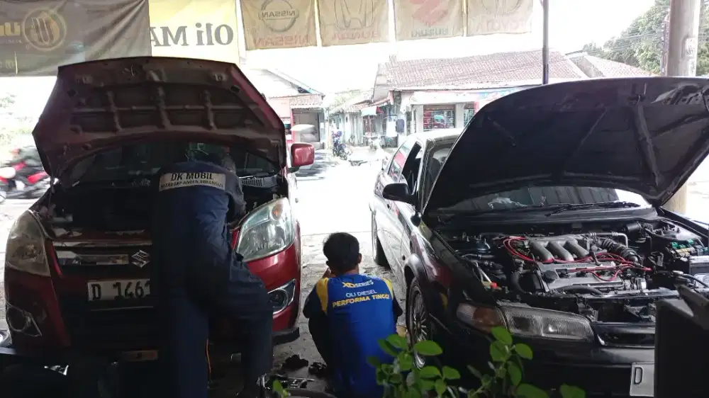 Montir mobil bisa kabel kabel dan kampas rem belakang