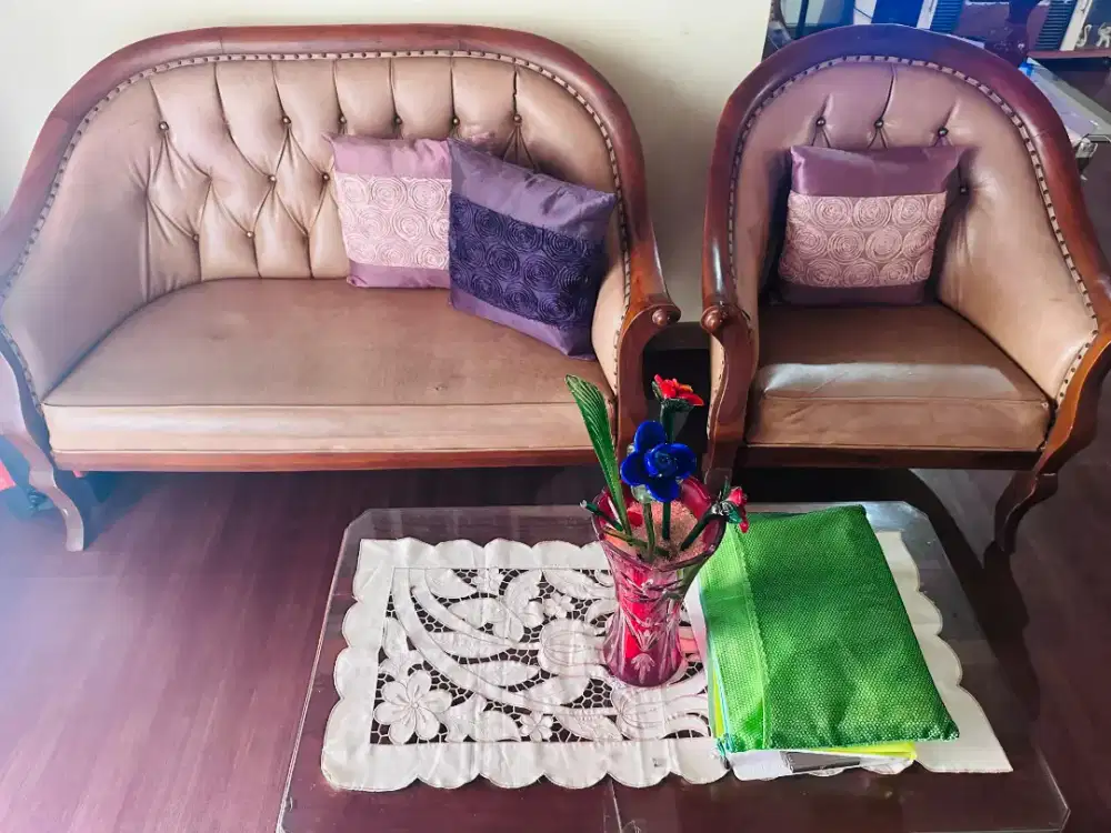 1  Set Kursi Kayu Bekas