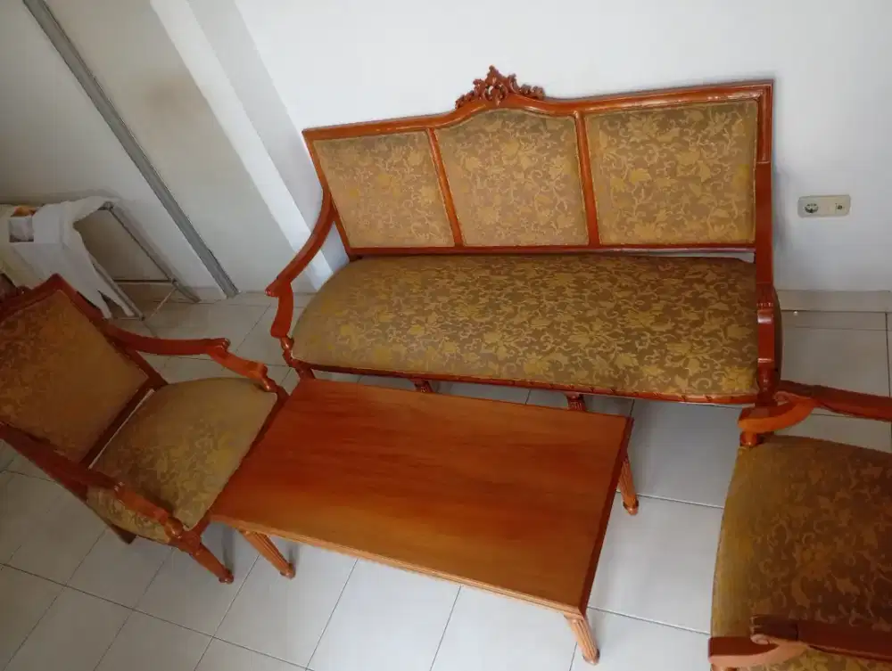 Jual cepat kursi satu set beserta meja