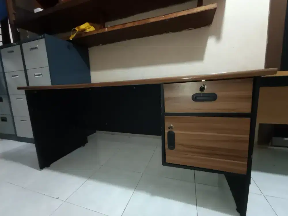 Meja kantor seken murah