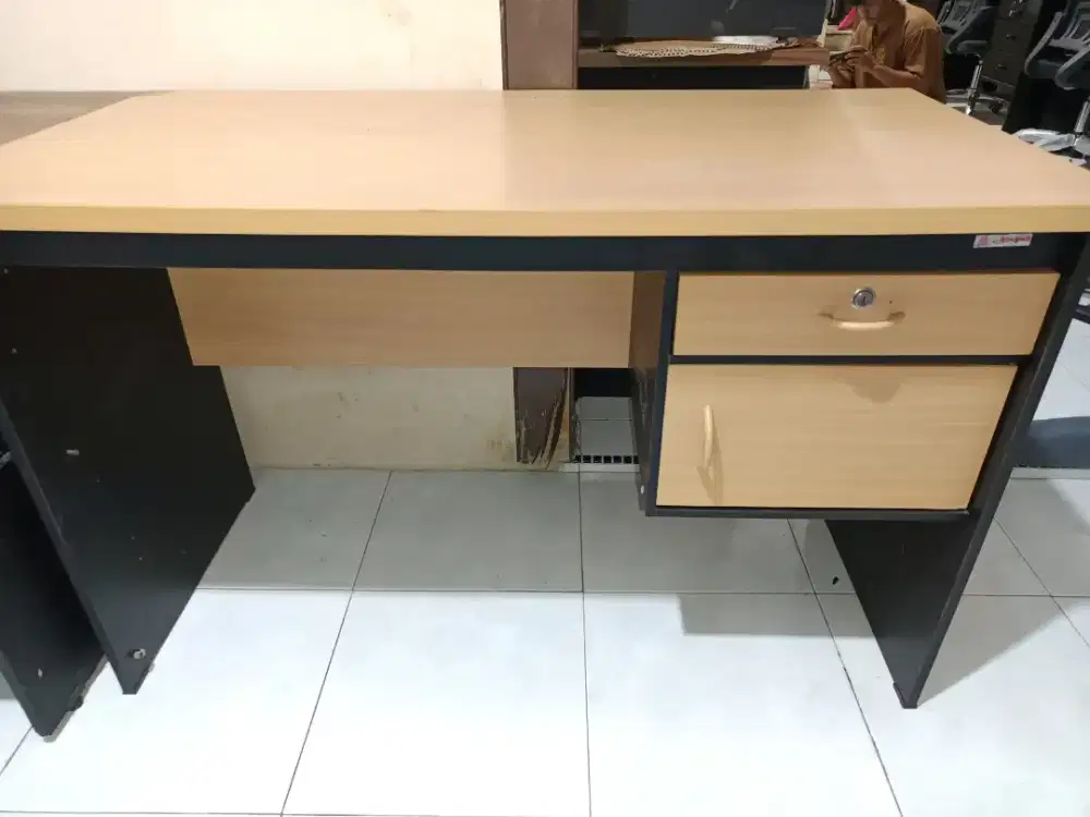 Meja 1/2 biro expo seken