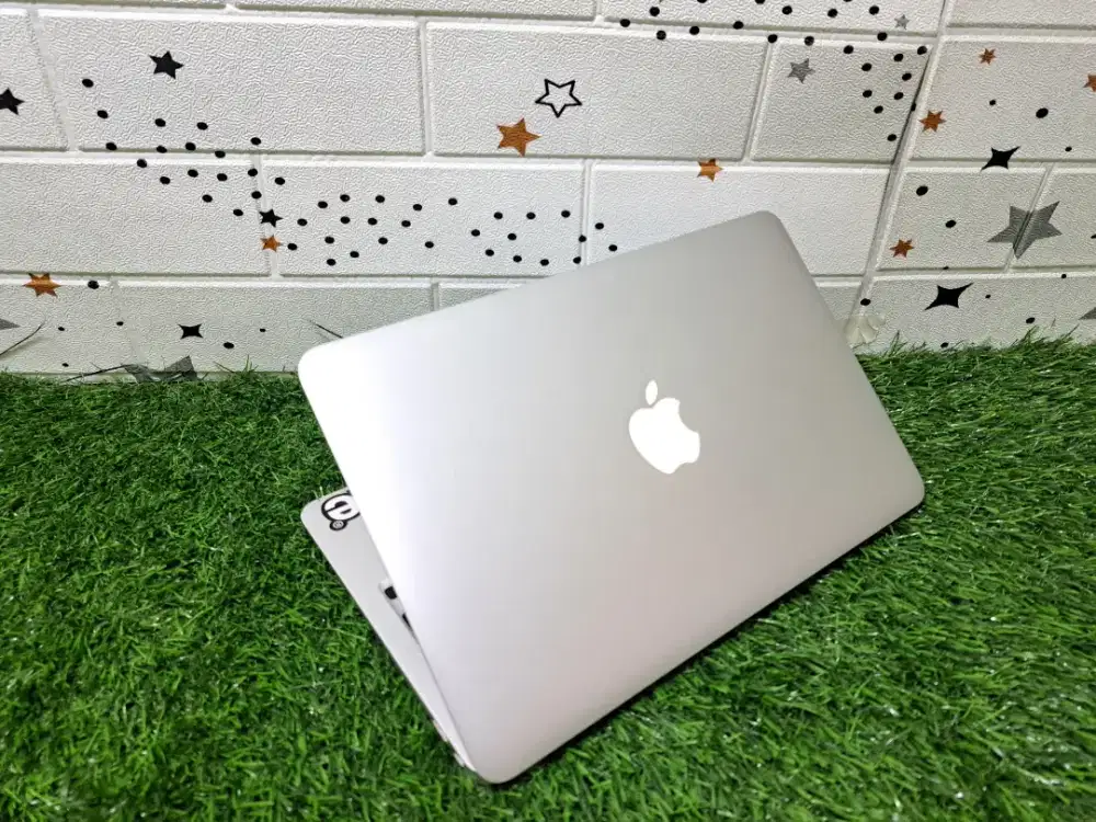 Macbook air core i5 ram 4 ssd 128 gb slim normal semua siap pakai