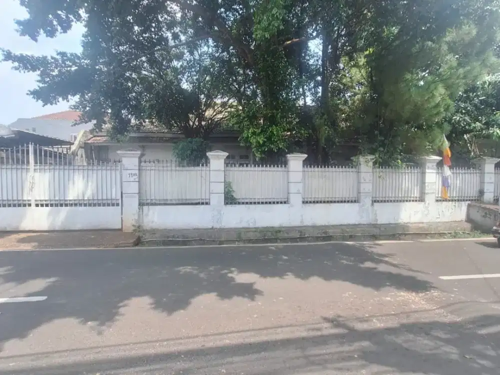 DIJUAL RUMAH LAMA COCOK UNTUK KANTOR, RESTO  CAFE JALAN DEPAN LEBAR 2 MOBIL DI JATI MURNI PADANG JAKARTA SELATAN