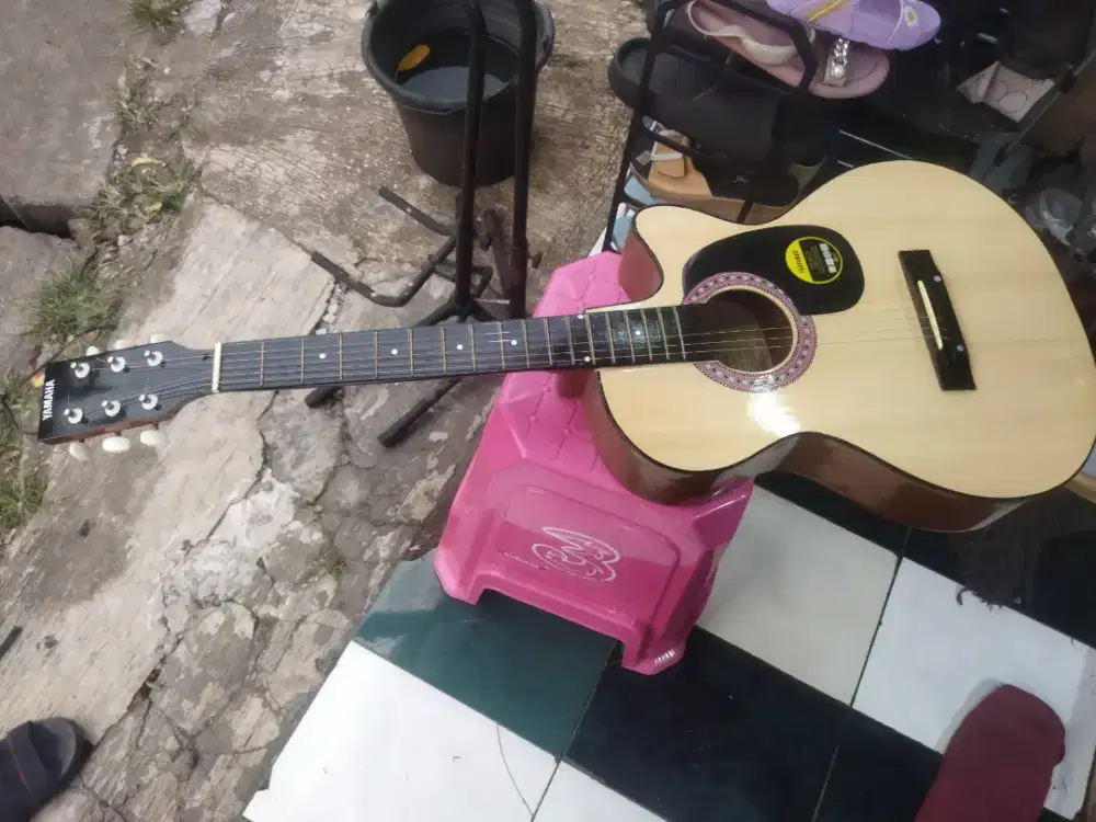 Gitar akustik natural